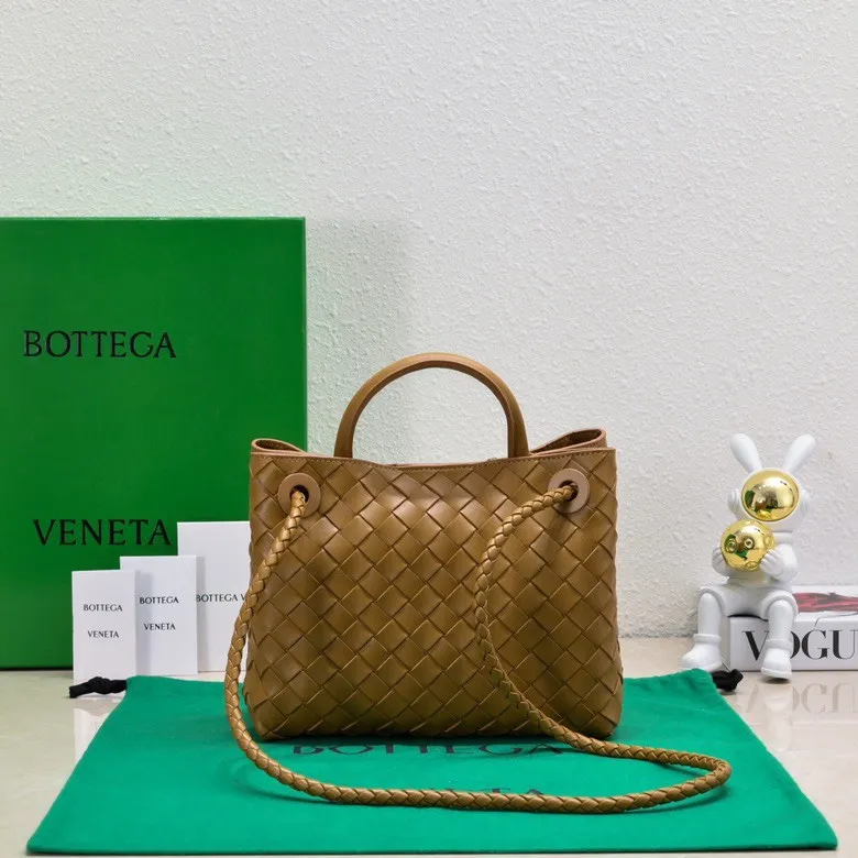 Batch 1860 B's 2023 spring and summer new model continues the brand's woven style with detailed metal knot switch buckles. This time, the shoulder straps are also made into tube weaves, showing different craftsmanship. The carrying method is versatile to create more different looks. Intrecciato woven leather small handbag, equipped with sliding crossbody strap. Internal compartments, including 1 zipper pocket and 2 open pockets with magnetic buckle closure. Size: 19*25*10.5cm, model: 7463#